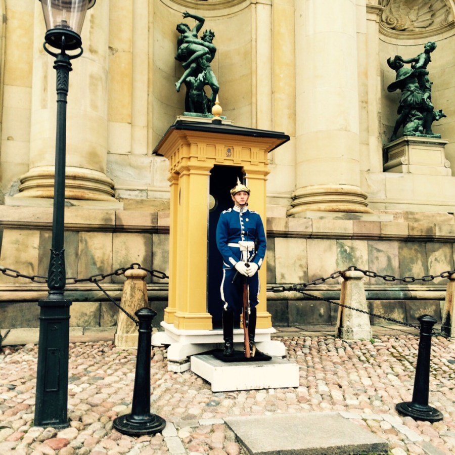 Wache in traditioneller Tracht