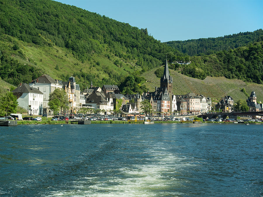 Mosel Kurzurlaub: Bernkastel vom Wasser aus