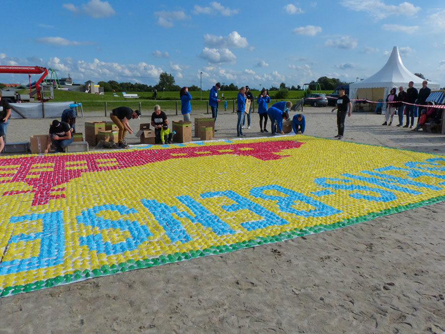 Weltrekordversuch Cocktailschirmchen-Mosaik in Bensersiel