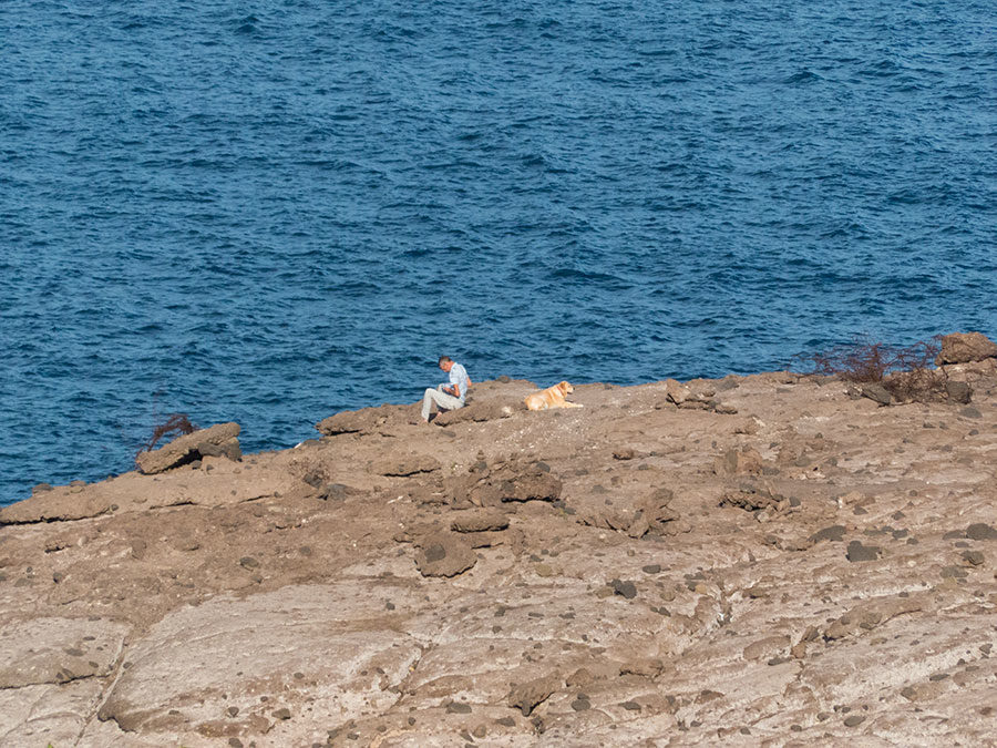 Teneriffa Urlaub - Mann mit Hund am Meer