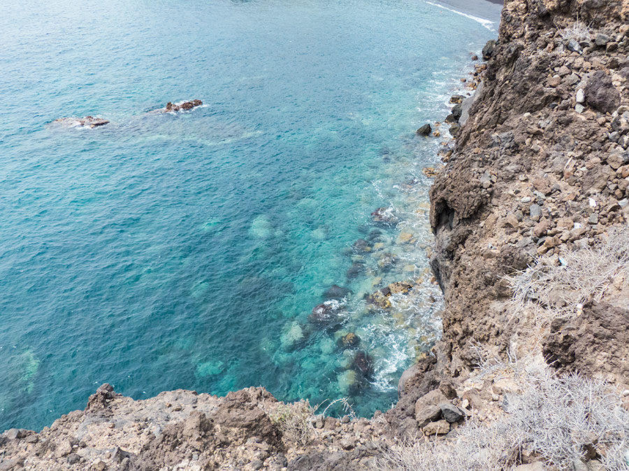 Teneriffa Urlaub - glasklares Wasser beobachtet von den Klippen beim Riu Buena Vista