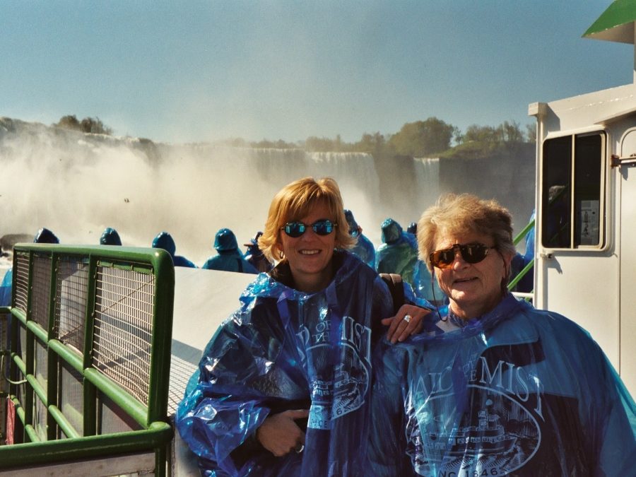 Elke mit ihrer Mutter auf der Maid of the Mist vor den Niagara Fällen