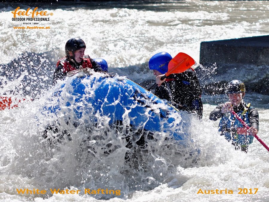 Sophia und ihr Vater beim Rafting