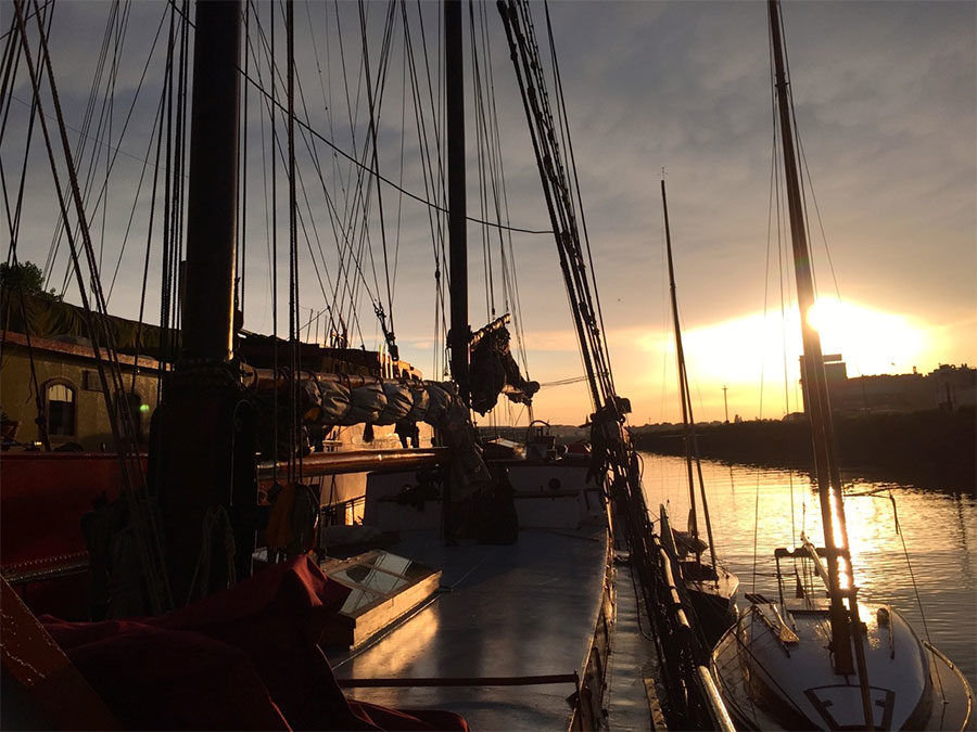 Ungewöhnlich übernachten auf einem Segelboot in Bremen