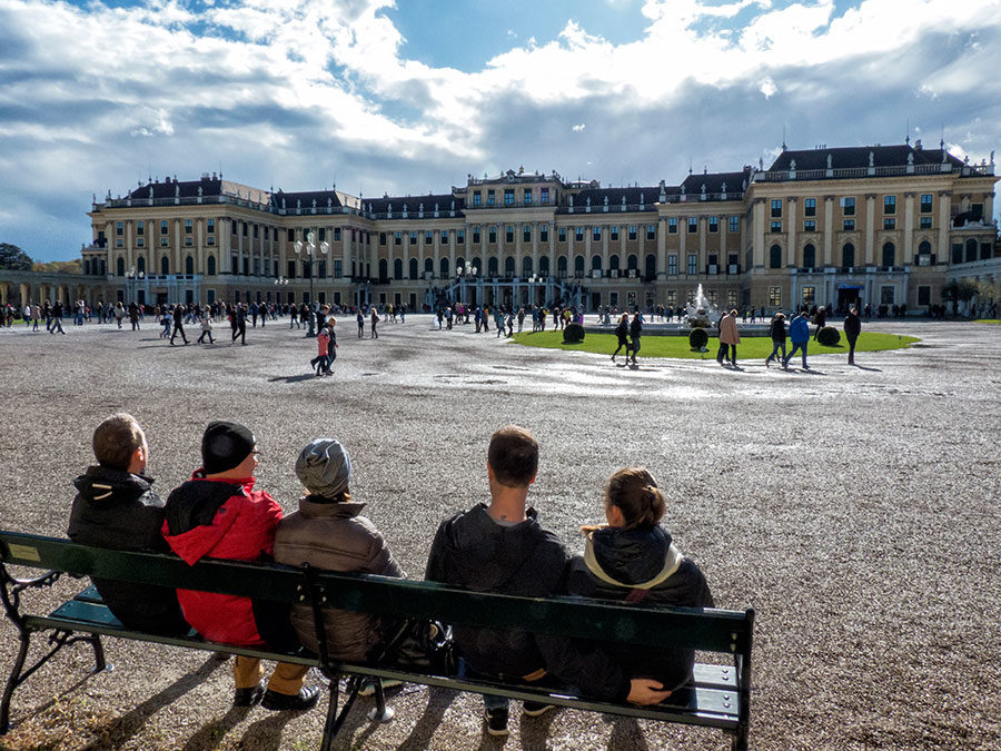 Meine Familie vorm Schloss Schoenbrunn