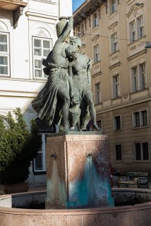 Budapest: Statue am Brunnen