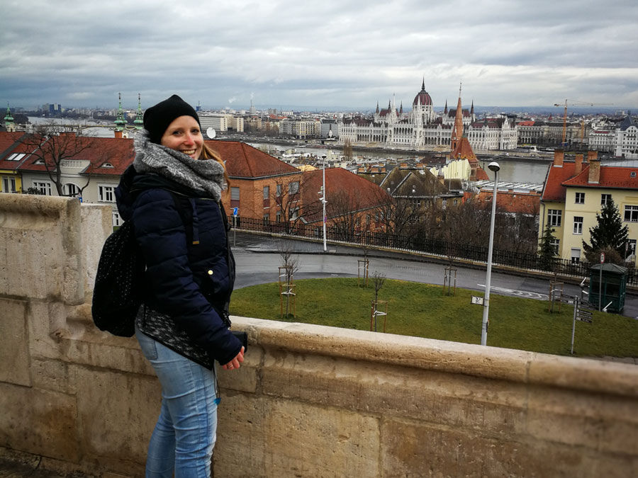 Budapest: Anna mit dicken Winterklamotten