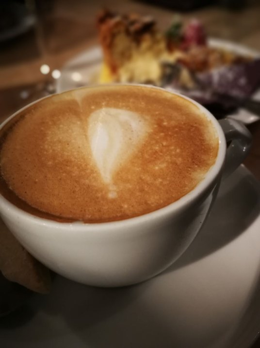 Milchkaffe im Café Mundlandung