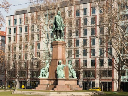 Deak Ferenc Emlekmu Statue