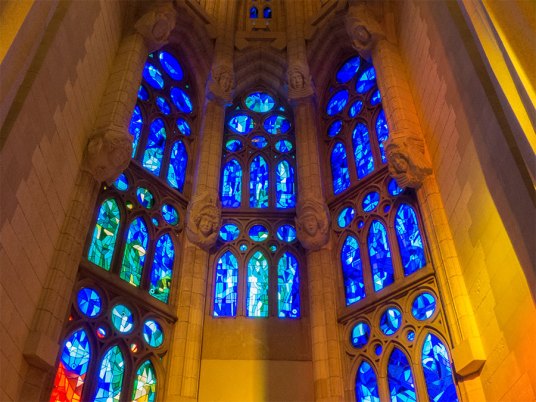 Sagrada-Familia-Fensterfront-innen