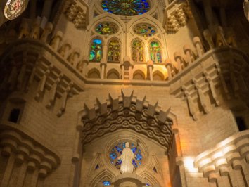 Sagrada-Familia-Innenansicht-Eingangsfigur