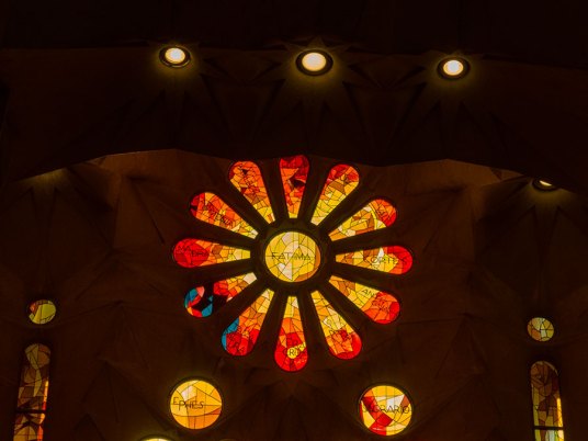 Sagrada-Familia-rotes-Blumenfenster