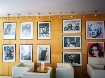 Wandbilder in der Bar des VIP Executives Azores